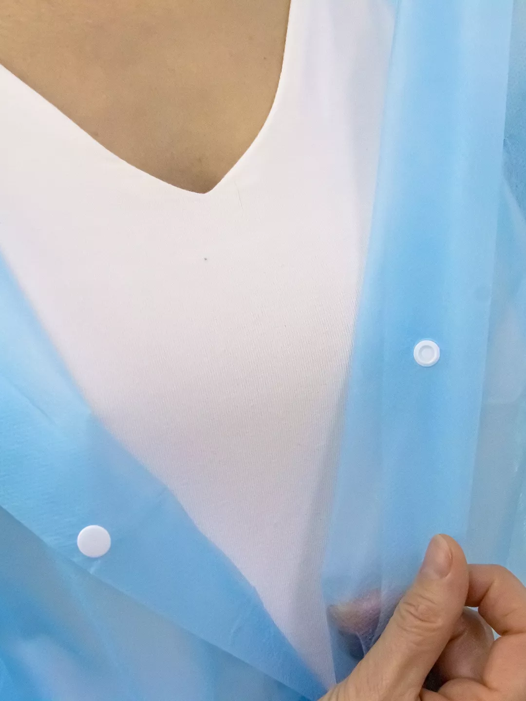 Одноразовый халат Albens (материал спанбонд) плотность 20 г/м.кв. размер XL, на кнопках, рукава на резинке, 50 штук.