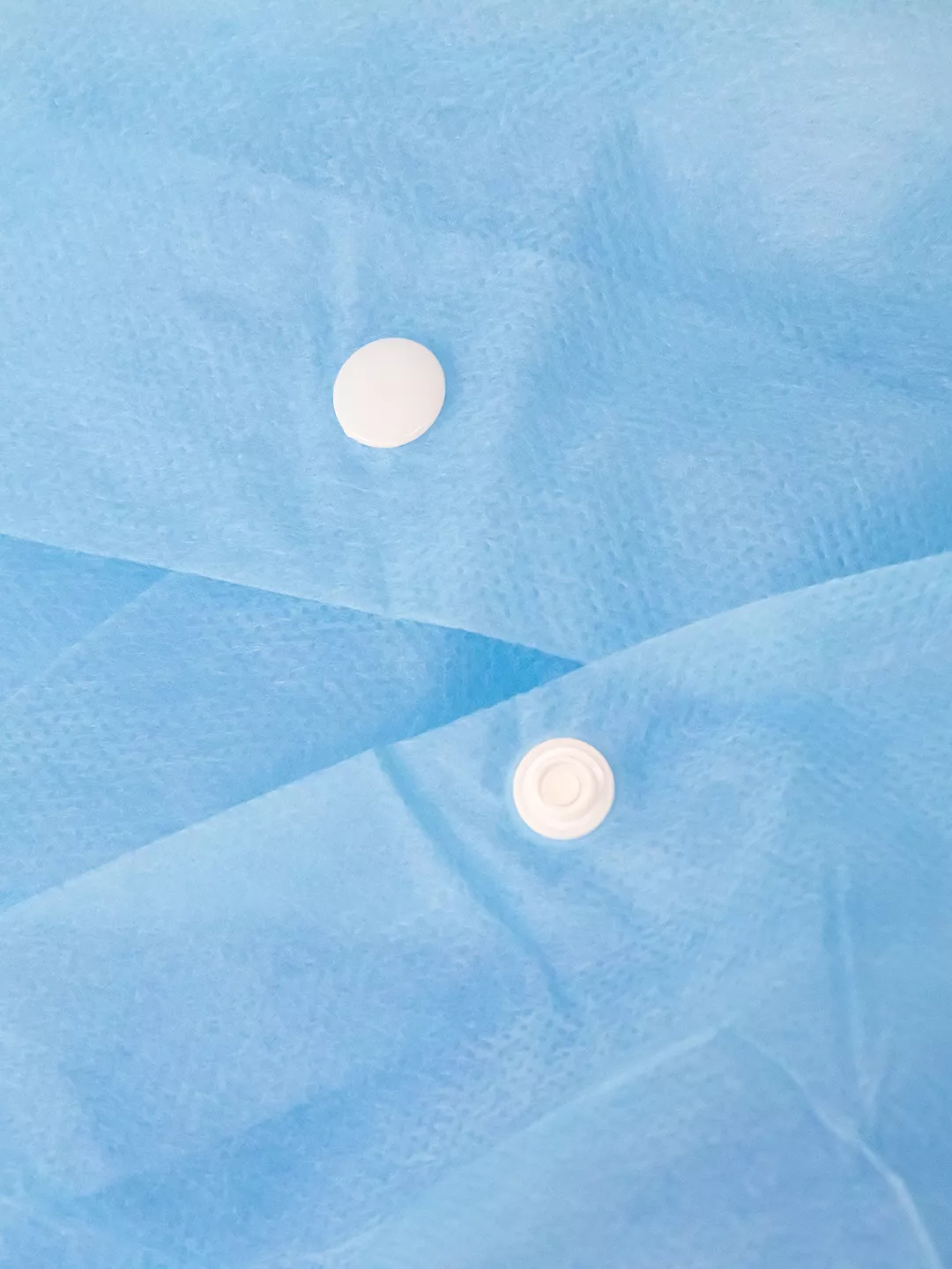 Одноразовый халат Albens (материал спанбонд) плотность 20 г/м.кв. размер XL, на кнопках, рукава на резинке, 50 штук.